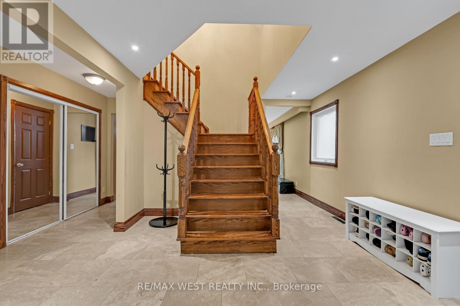 45 Marysfield Drive, Brampton, Ontario  L6P 0J2 - Photo 11 - W12062435