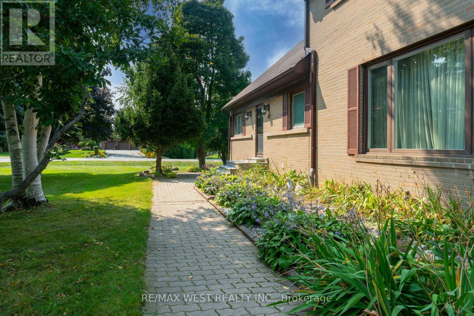 45 Marysfield Drive, Brampton, Ontario  L6P 0J2 - Photo 6 - W12062435