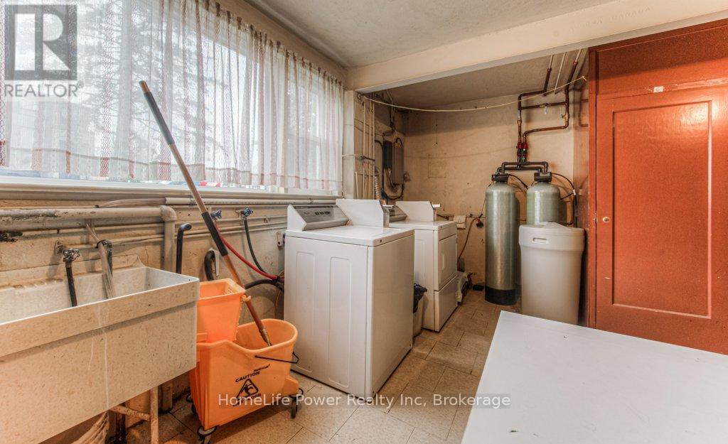 15 Floral Crescent, Kitchener, Ontario  N2G 3B3 - Photo 14 - X12062578