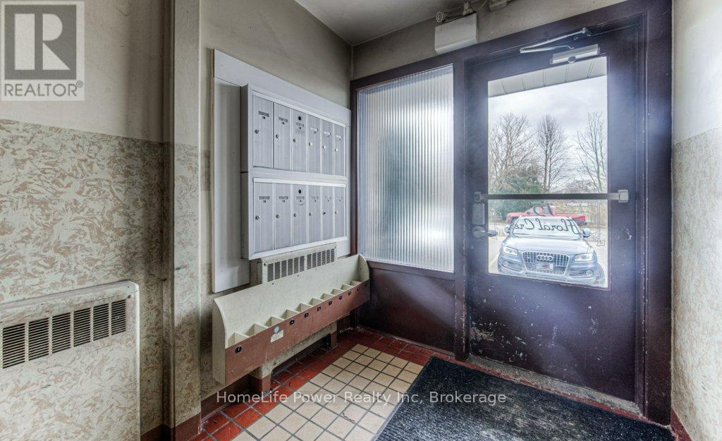 15 Floral Crescent, Kitchener, Ontario  N2G 3B3 - Photo 20 - X12062578