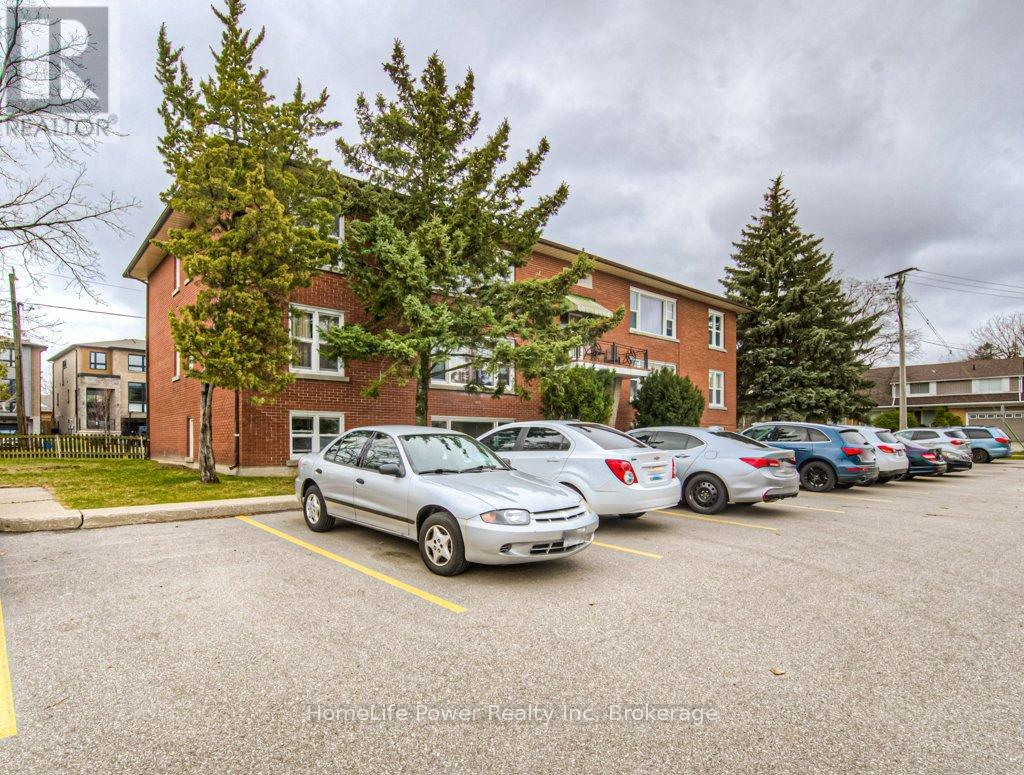 15 Floral Crescent, Kitchener, Ontario  N2G 3B3 - Photo 30 - X12062578