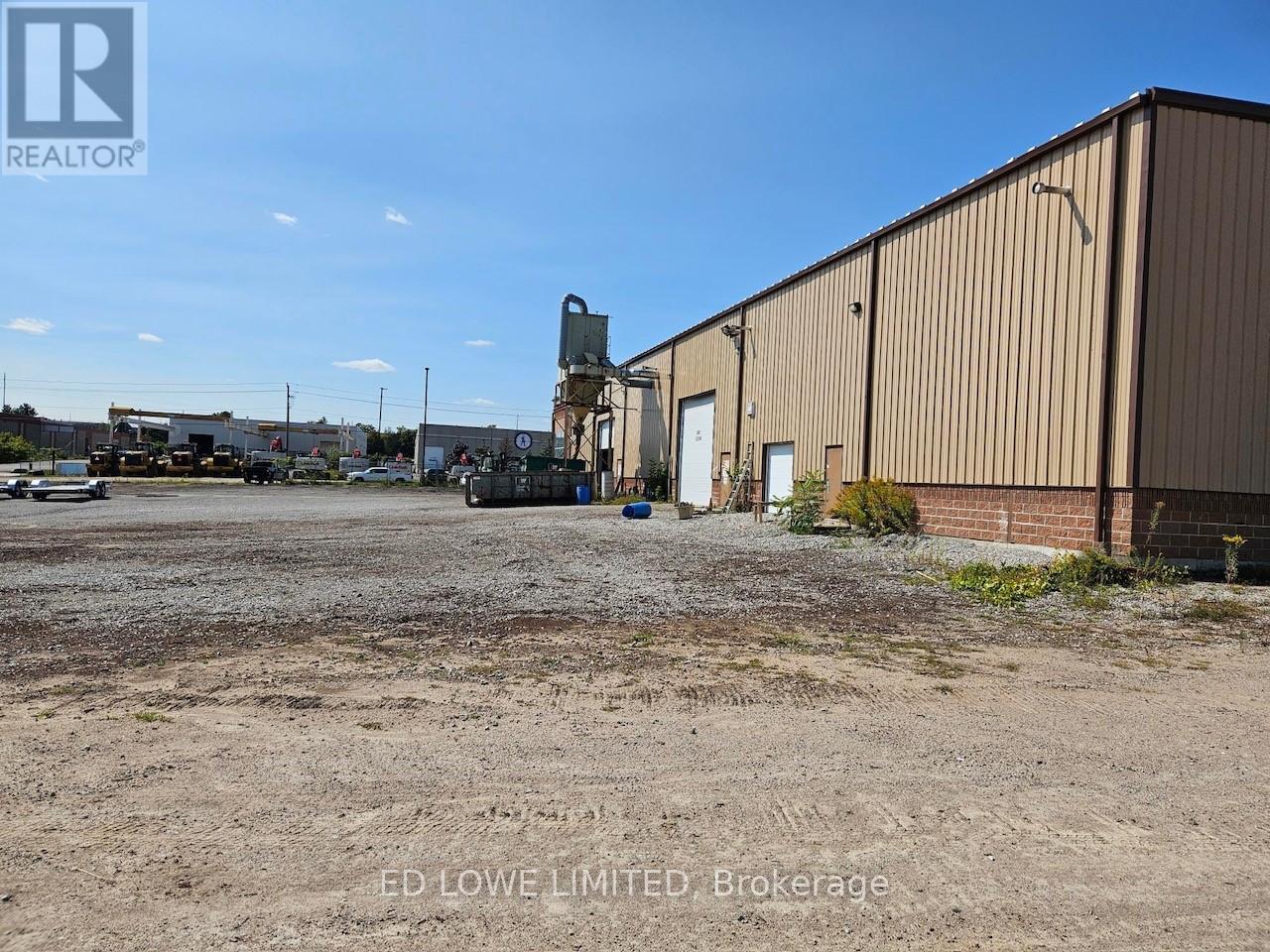 Yard - 69 Saunders Road, Barrie, Ontario  L4N 9A7 - Photo 5 - S12062607
