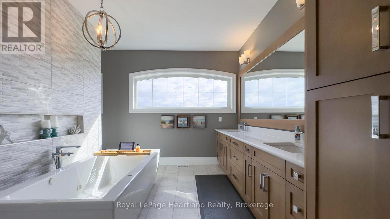 4640 Lakeshore Road, Plympton-Wyoming, Ontario  N0N 1J6 - Photo 32 - X12062771