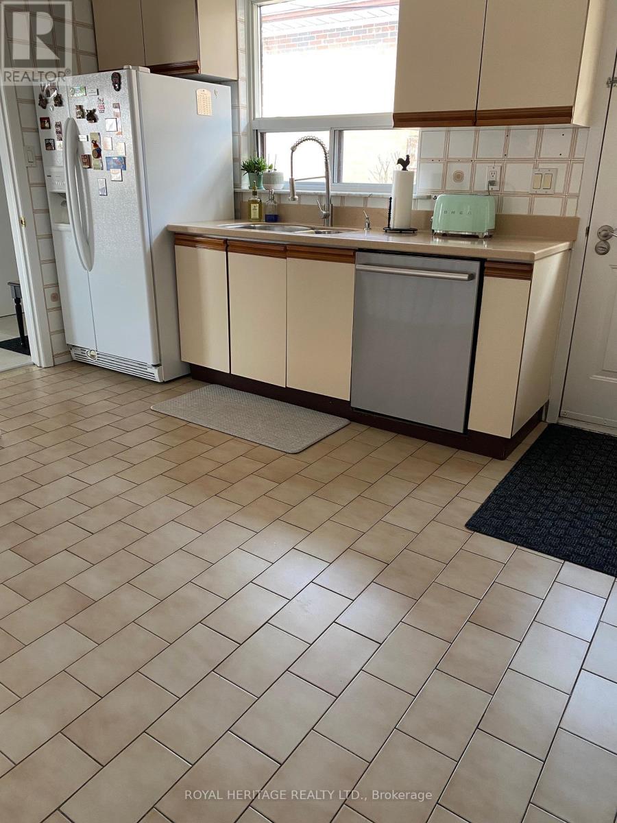 Main - 65 Wintergreen Road, Toronto (Downsview-Roding-Cfb), Ontario  M3M 2H9 - Photo 8 - W12062812