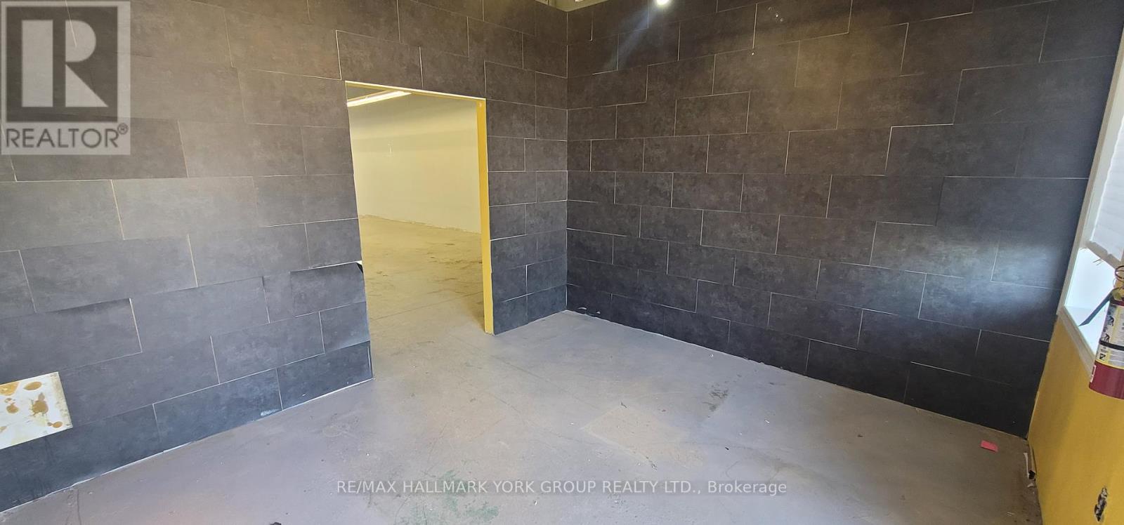 4 - 255 Industrial Parkway S, Aurora (Aurora Village), Ontario  L4G 3V5 - Photo 2 - N12034760