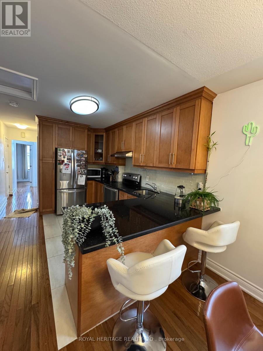 92 Foxwell Street, Toronto (Rockcliffe-Smythe), Ontario  M6N 1Z5 - Photo 6 - W12062762