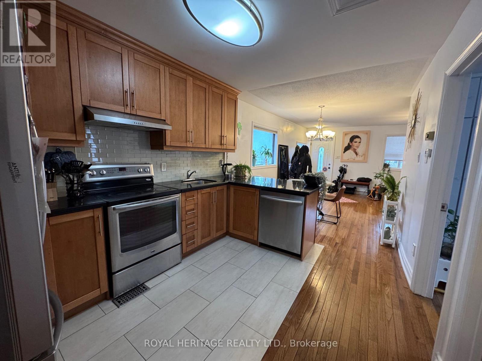 92 Foxwell Street, Toronto (Rockcliffe-Smythe), Ontario  M6N 1Z5 - Photo 9 - W12062762