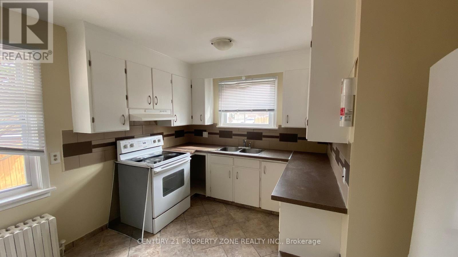 Upper - 9 Pinedale Avenue, St. Catharines, Ontario  L2R 1L2 - Photo 3 - X12062782