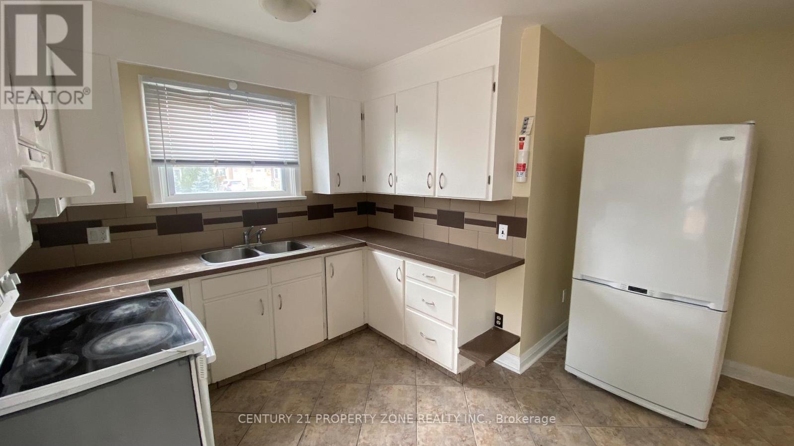 Upper - 9 Pinedale Avenue, St. Catharines, Ontario  L2R 1L2 - Photo 4 - X12062782