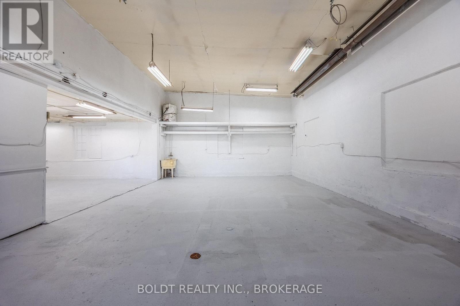137 Niagara Street, St. Catharines, Ontario  L2R 4L6 - Photo 10 - X12062851