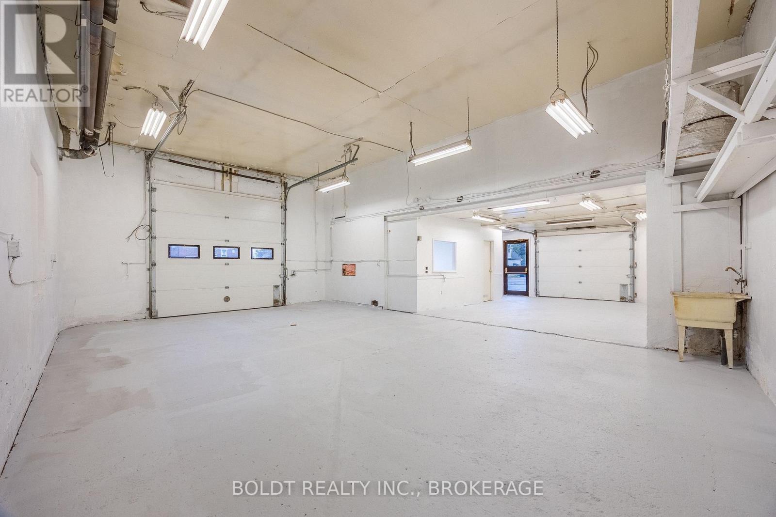 137 Niagara Street, St. Catharines, Ontario  L2R 4L6 - Photo 11 - X12062851