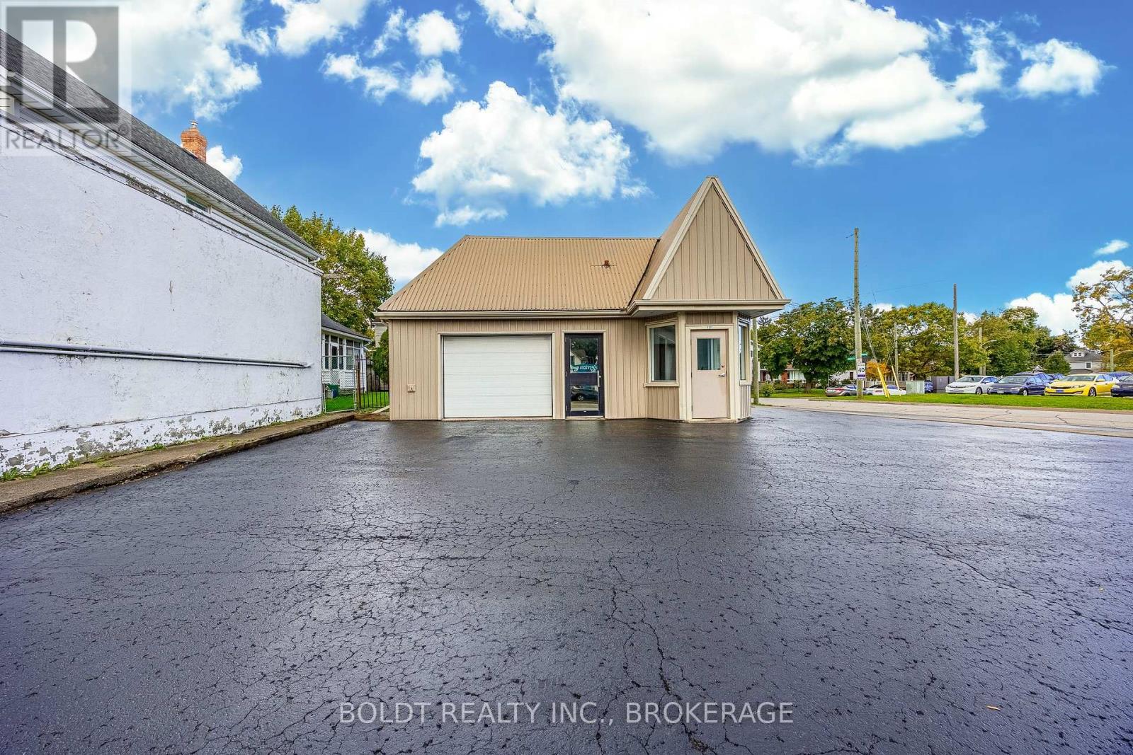 137 Niagara Street, St. Catharines, Ontario  L2R 4L6 - Photo 2 - X12062851