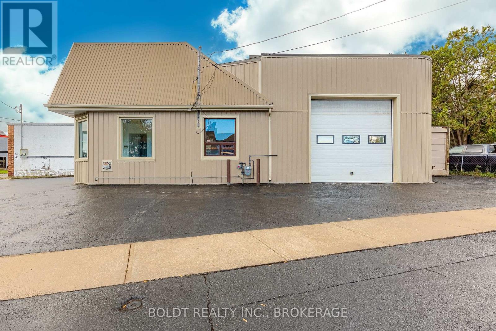 137 Niagara Street, St. Catharines, Ontario  L2R 4L6 - Photo 4 - X12062851