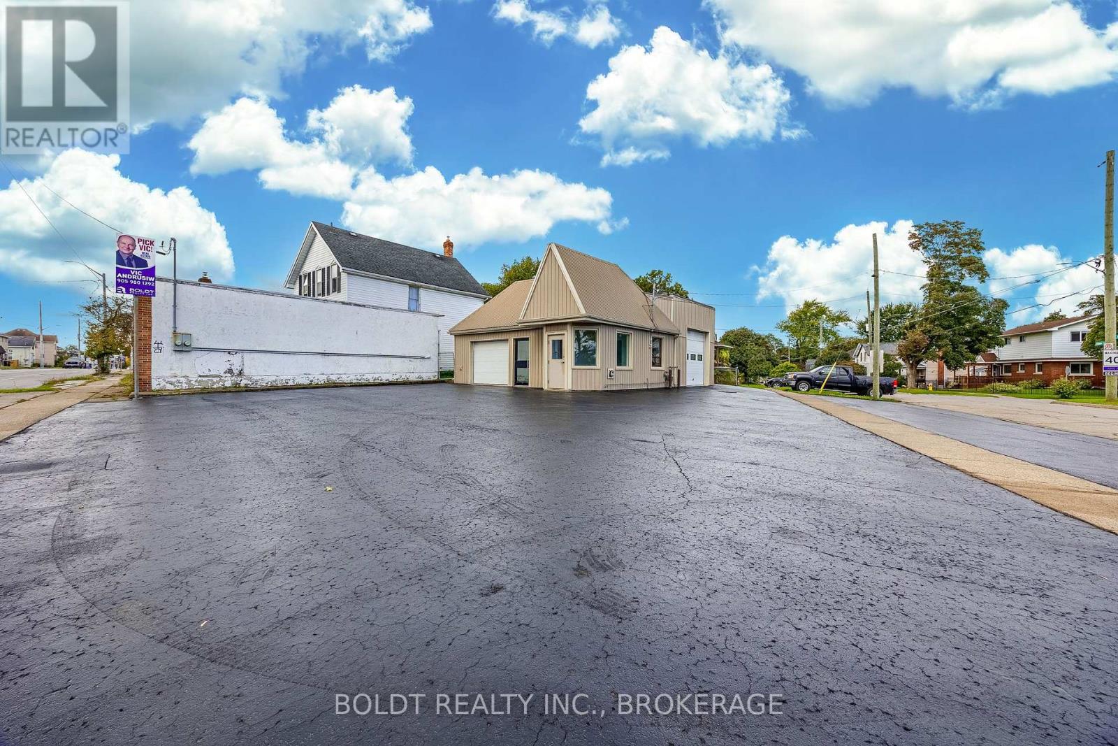 137 Niagara Street, St. Catharines, Ontario  L2R 4L6 - Photo 5 - X12062851