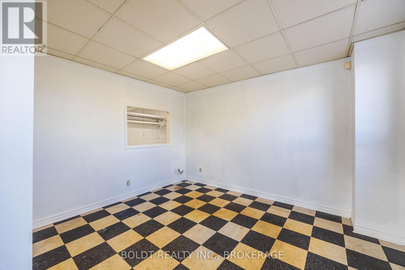 137 Niagara Street, St. Catharines, Ontario  L2R 4L6 - Photo 9 - X12062851
