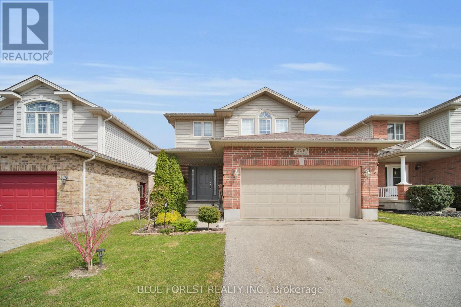 890 Crestview Crescent
