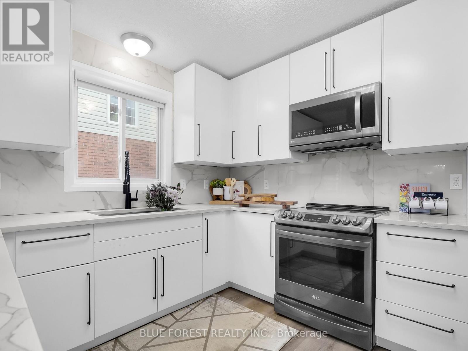 Photo 9 of 48 for 890 Crestview Crescent