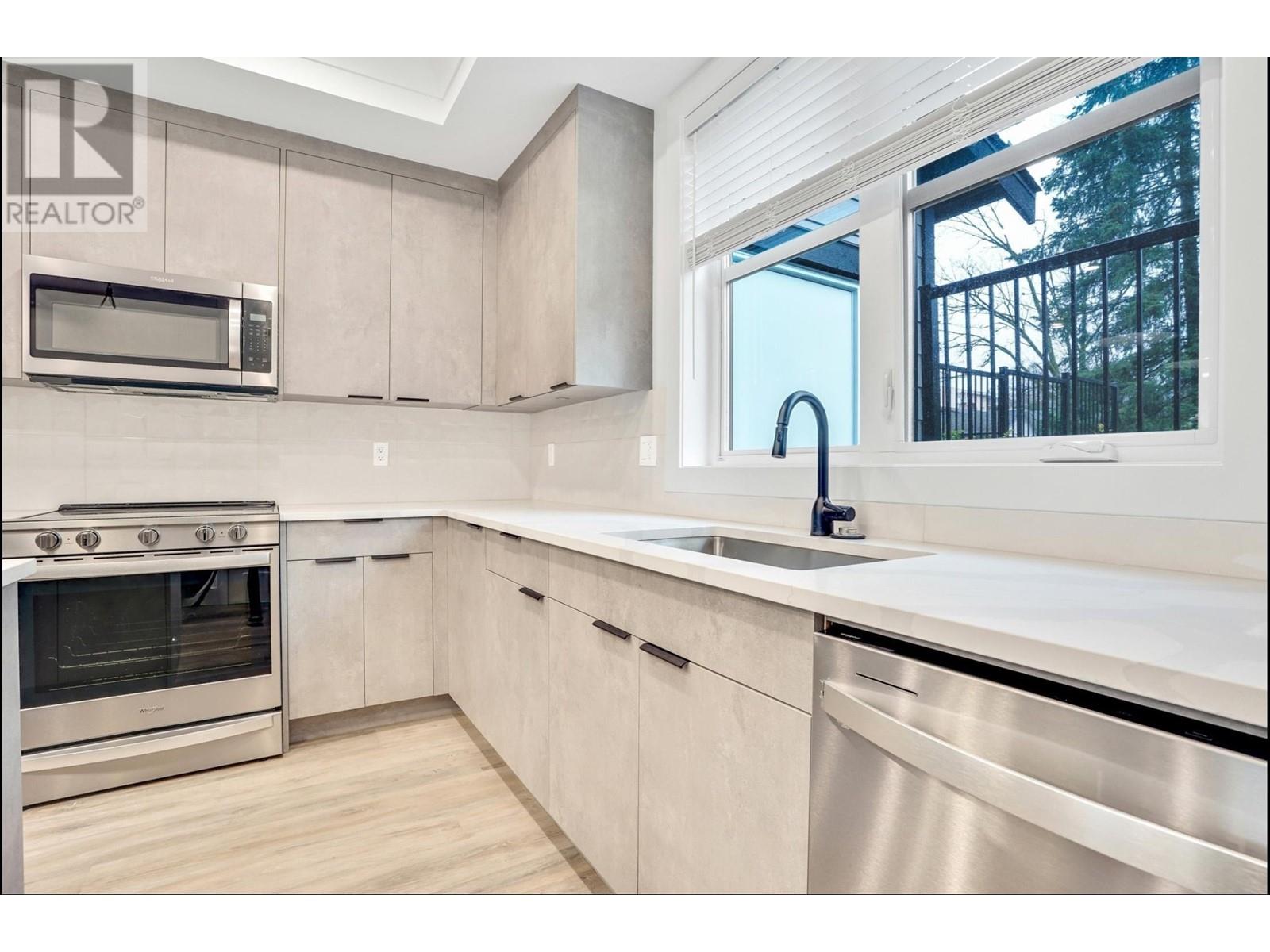 47 E Eighth Avenue, New Westminster, British Columbia  V3L 4J4 - Photo 2 - R2983591