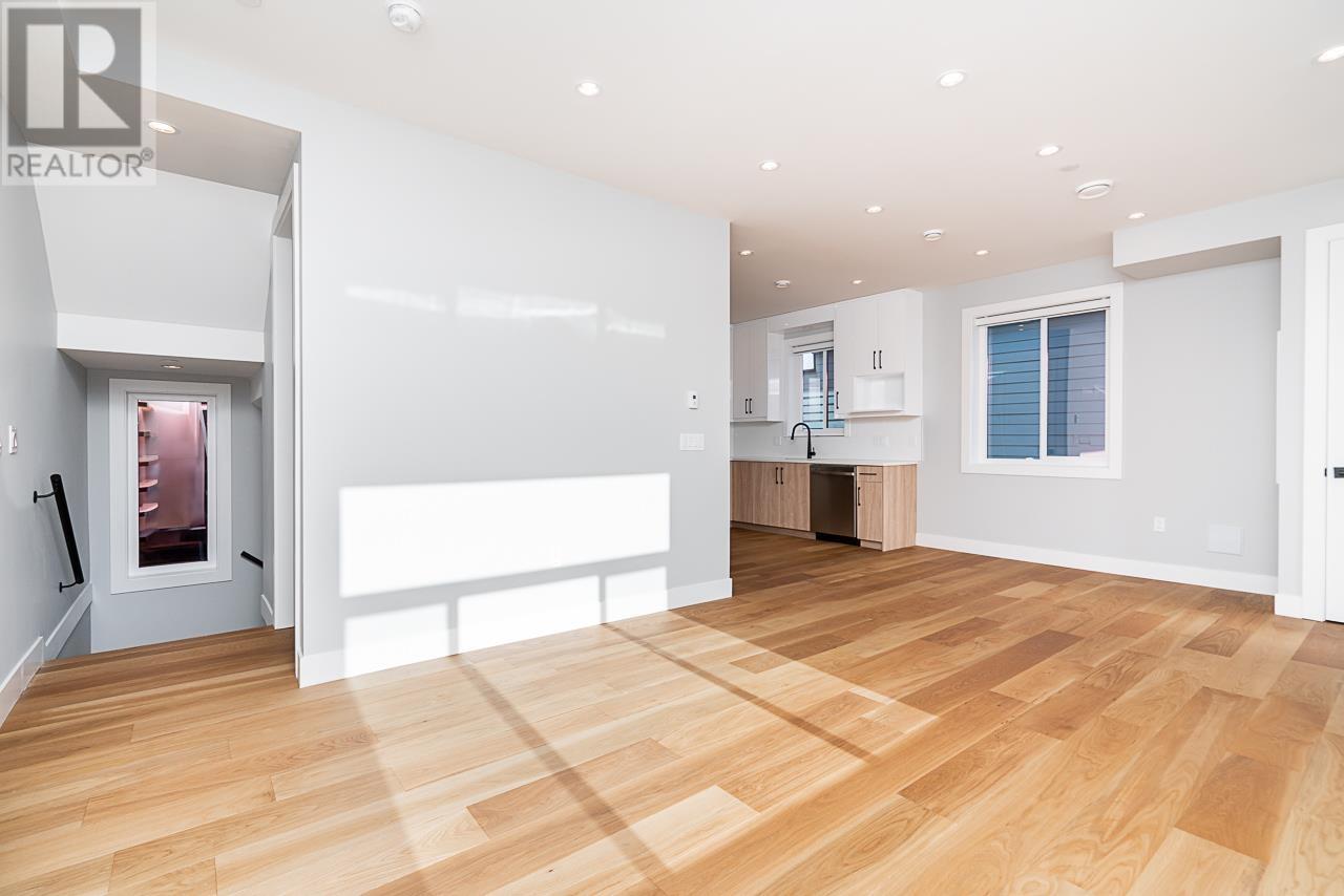 2705 Dundas Street, Vancouver, British Columbia  V5K 3L9 - Photo 4 - R2983989