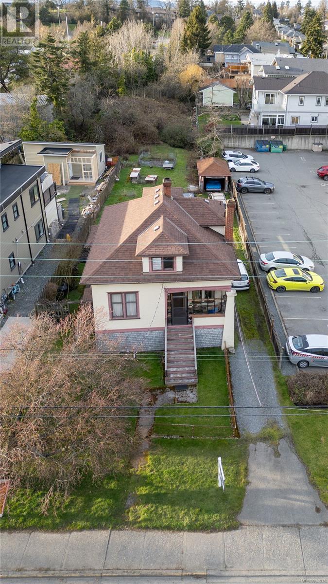 Property at 920 Cloverdale Ave image 2