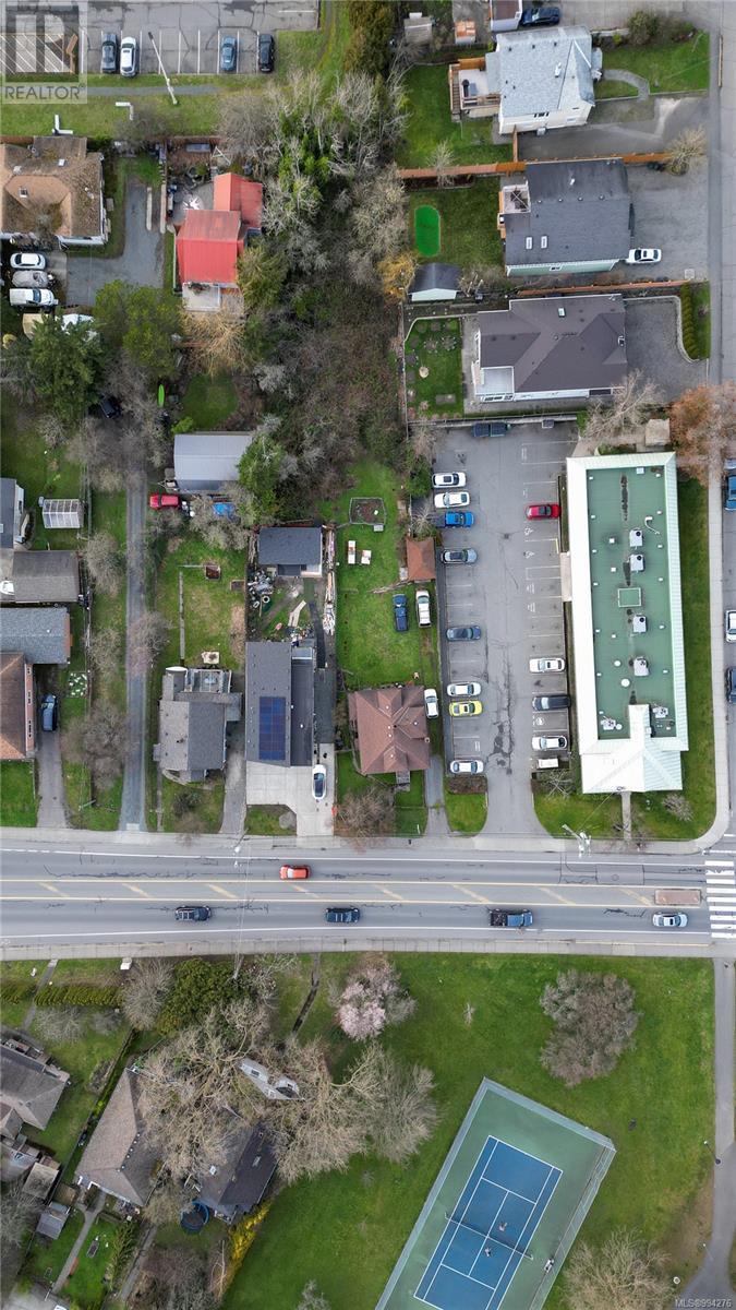 Property at 920 Cloverdale Ave image 3