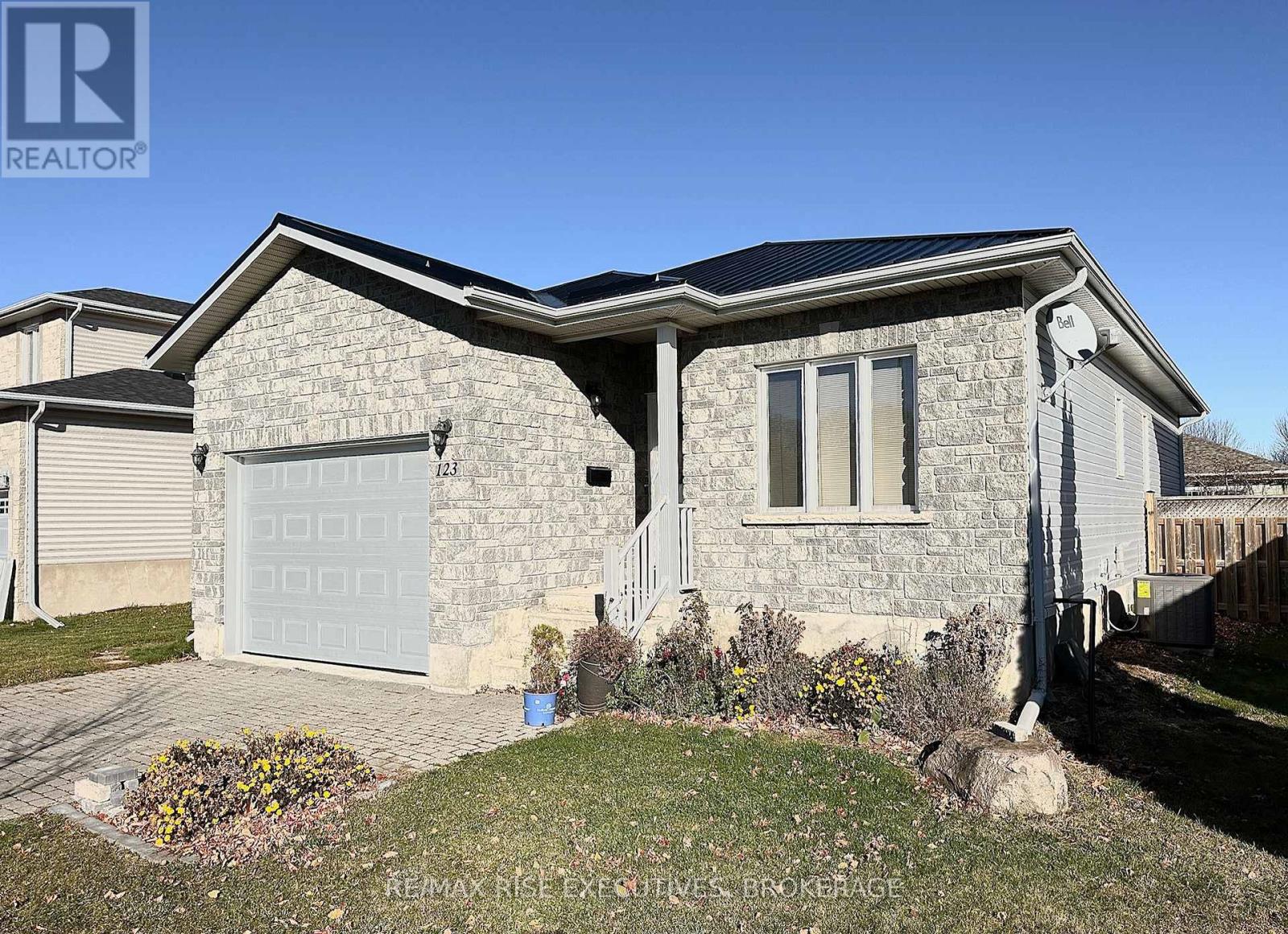 Property at 123 MACDOUGALL DRIVE image 3