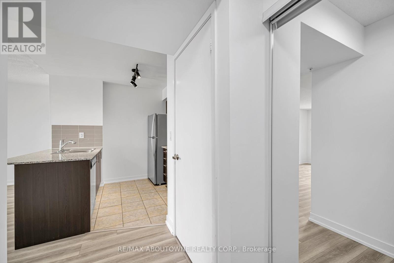 1105 - 1410 Dupont Street, Toronto, Ontario  M6H 0B6 - Photo 3 - W12062996