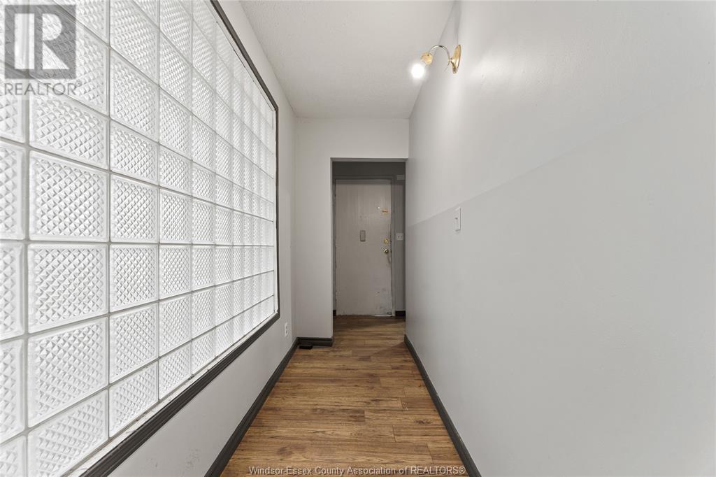 Property at 1920 UNIVERSITY AVENUE West image 4