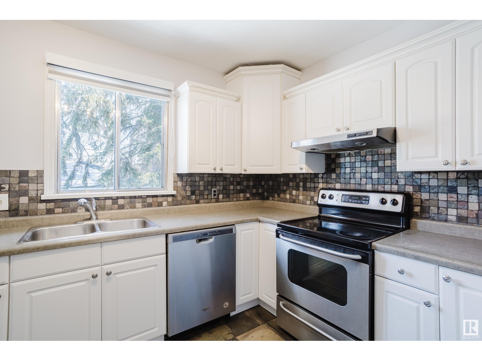 Property at 9547 87 ST NW image 2