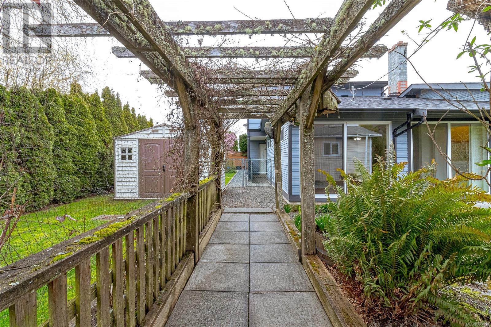 2013 Bowcott Pl, Sidney, British Columbia  V8L 5A1 - Photo 34 - 993108