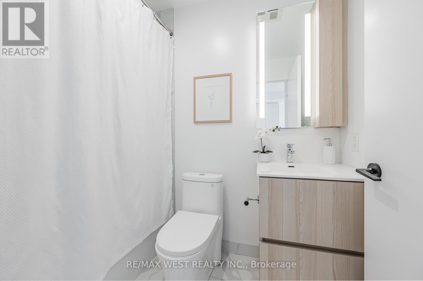 435 - 215 Lakeshore Road W, Mississauga, Ontario  L5H 0A7 - Photo 10 - W12063045