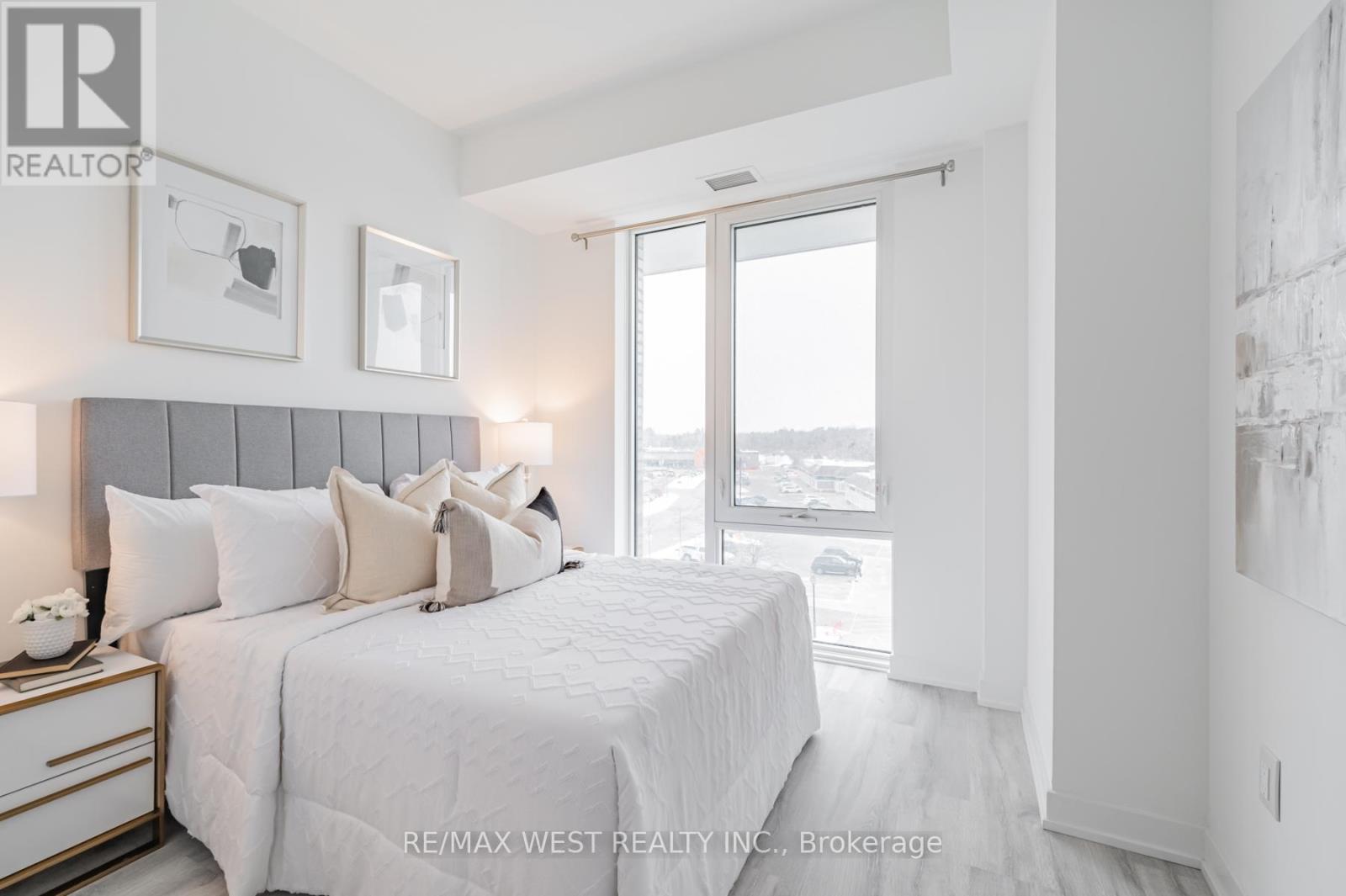 435 - 215 Lakeshore Road W, Mississauga, Ontario  L5H 0A7 - Photo 8 - W12063045