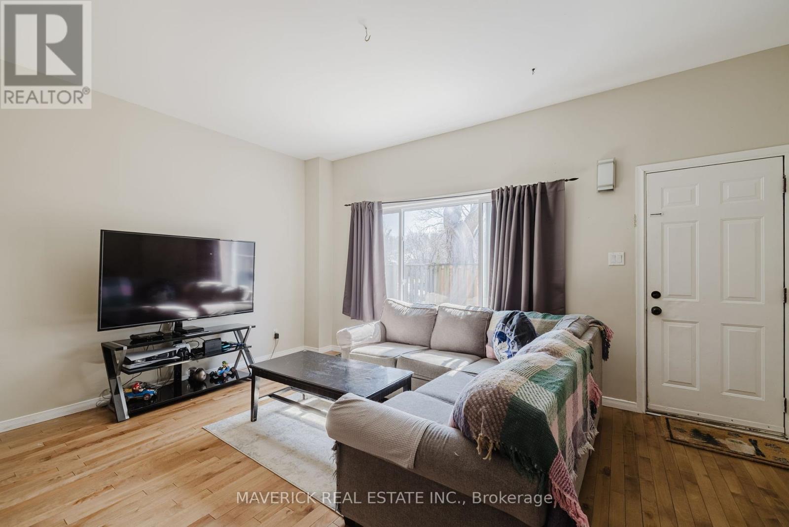 667 Griffith Street, London South, Ontario  N6K 2S5 - Photo 4 - X12063188