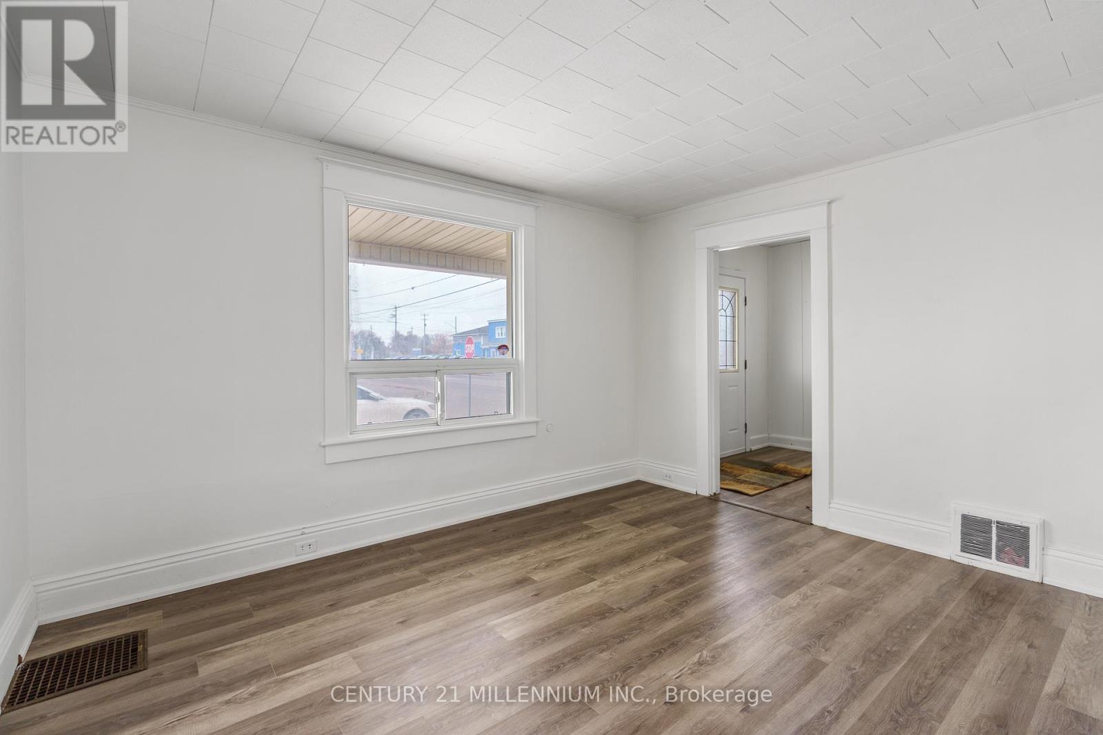 21 Bridge Street E, Port Colborne, Ontario  L3K 2G9 - Photo 6 - X12063052