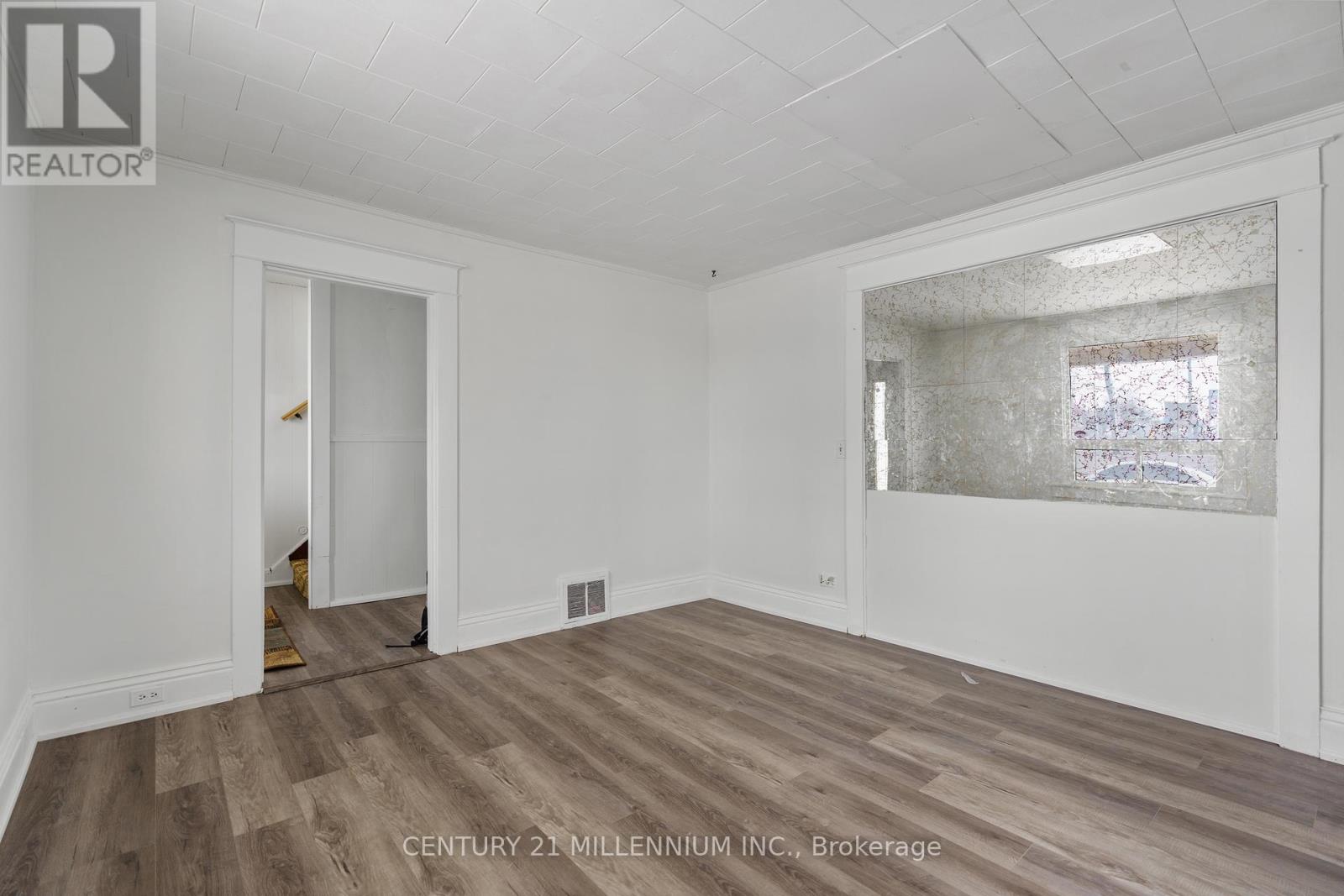 21 Bridge Street E, Port Colborne, Ontario  L3K 2G9 - Photo 8 - X12063052