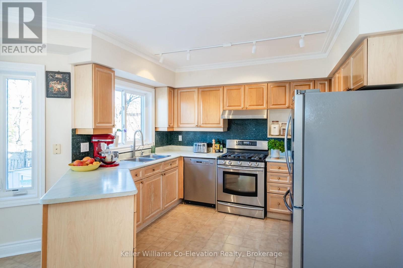 141 Larratt Lane, Richmond Hill, Ontario  L4C 0E6 - Photo 7 - N12063088