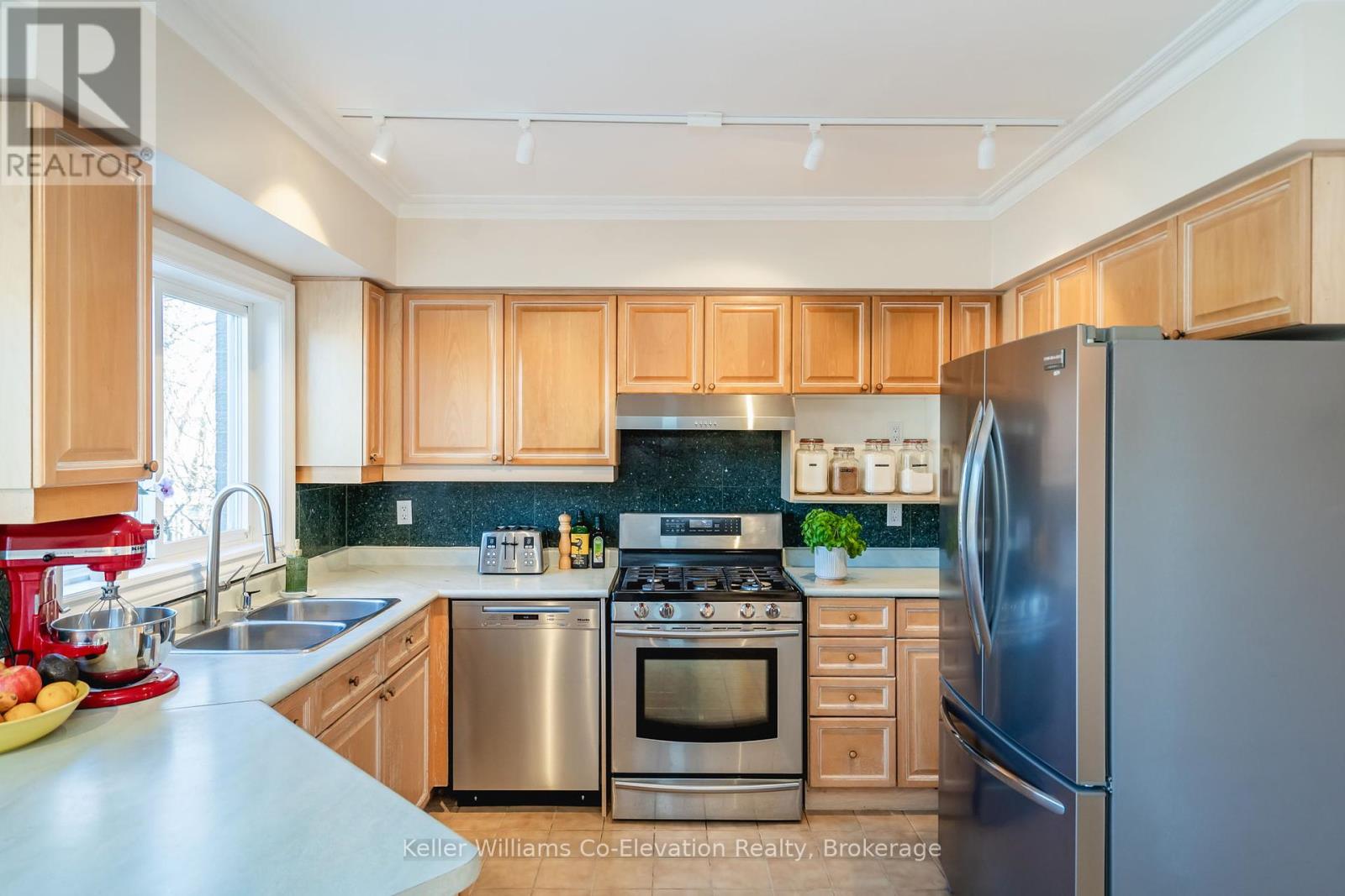 141 Larratt Lane, Richmond Hill, Ontario  L4C 0E6 - Photo 8 - N12063088