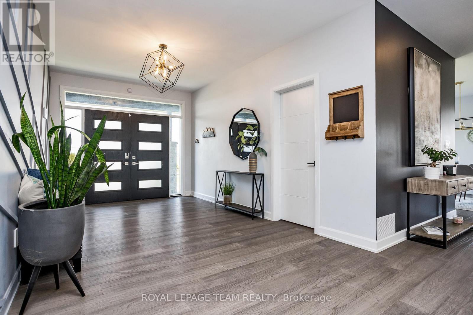 5758 Fernbank Road, Ottawa, Ontario  K2S 1B6 - Photo 4 - X12063432