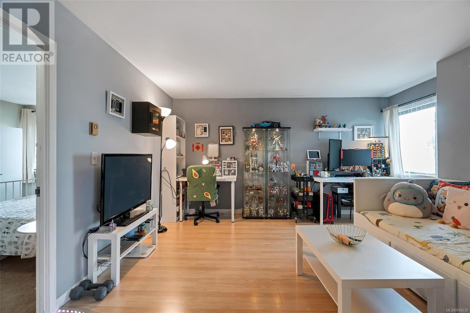 Property at 405 1630 Quadra St image 3