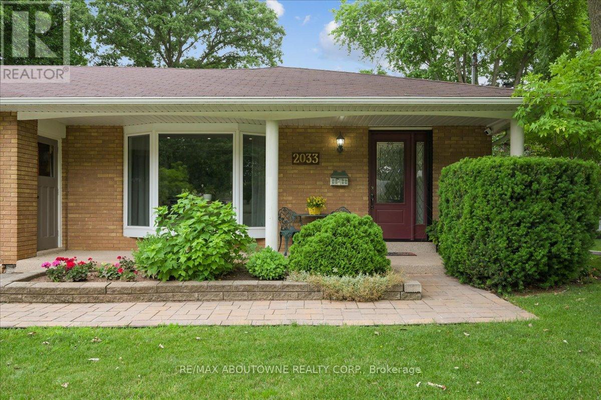 2033 Saxon Road, Oakville, Ontario  L6L 2V1 - Photo 2 - W12063367