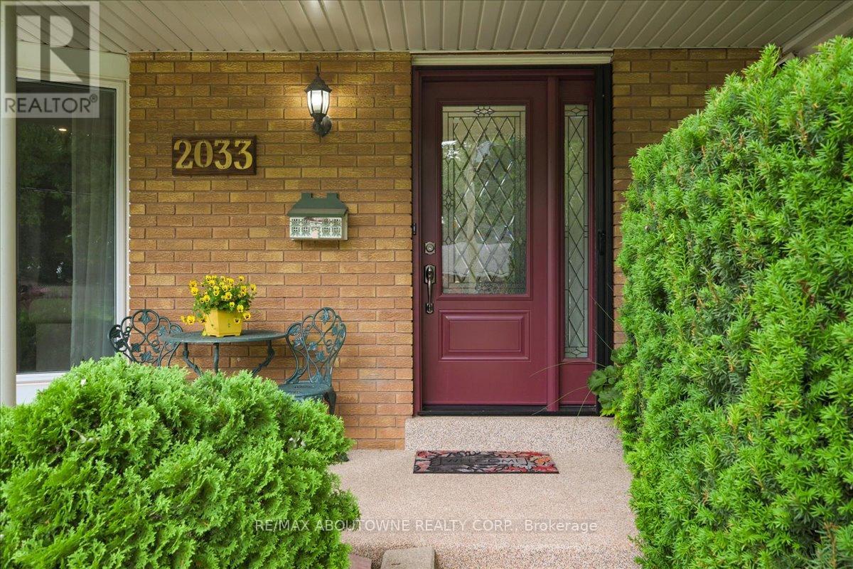 2033 Saxon Road, Oakville, Ontario  L6L 2V1 - Photo 3 - W12063367