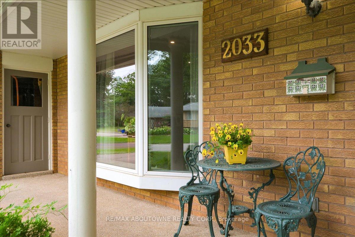 2033 Saxon Road, Oakville, Ontario  L6L 2V1 - Photo 4 - W12063367