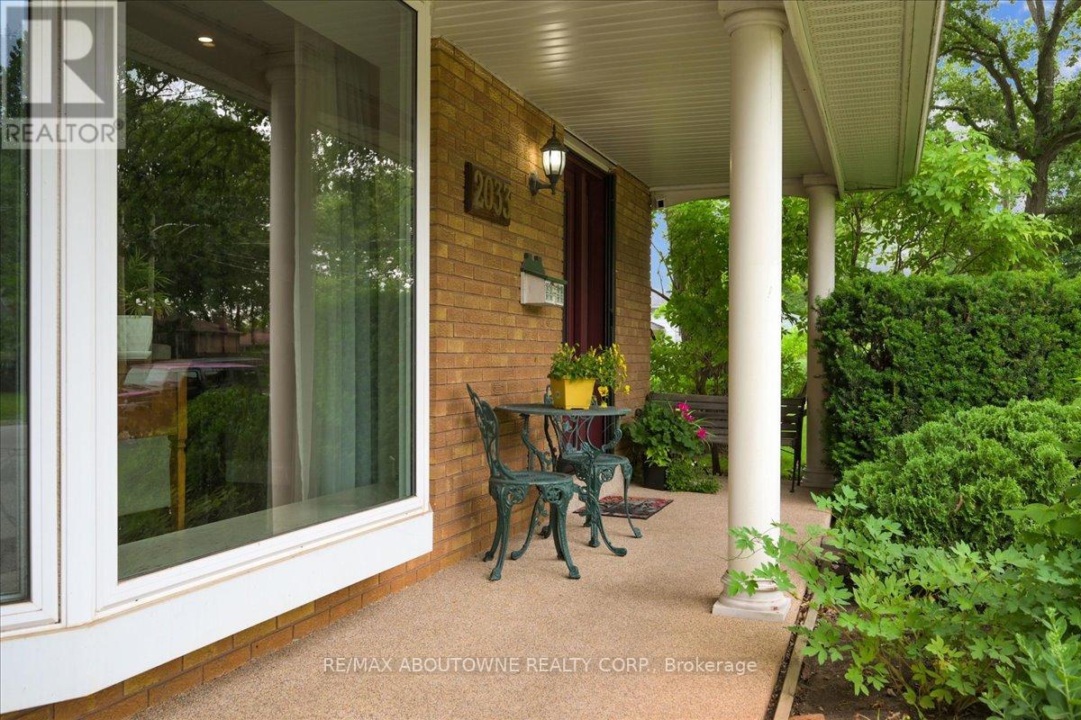 2033 Saxon Road, Oakville, Ontario  L6L 2V1 - Photo 5 - W12063367