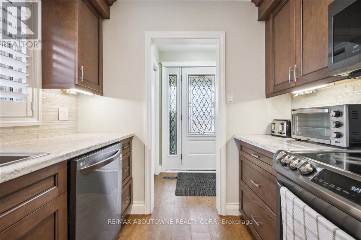 2033 Saxon Road, Oakville, Ontario  L6L 2V1 - Photo 6 - W12063367