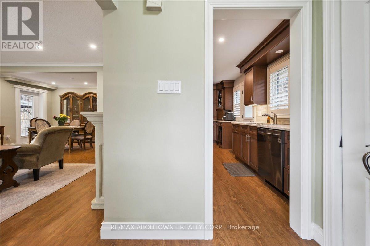 2033 Saxon Road, Oakville, Ontario  L6L 2V1 - Photo 8 - W12063367