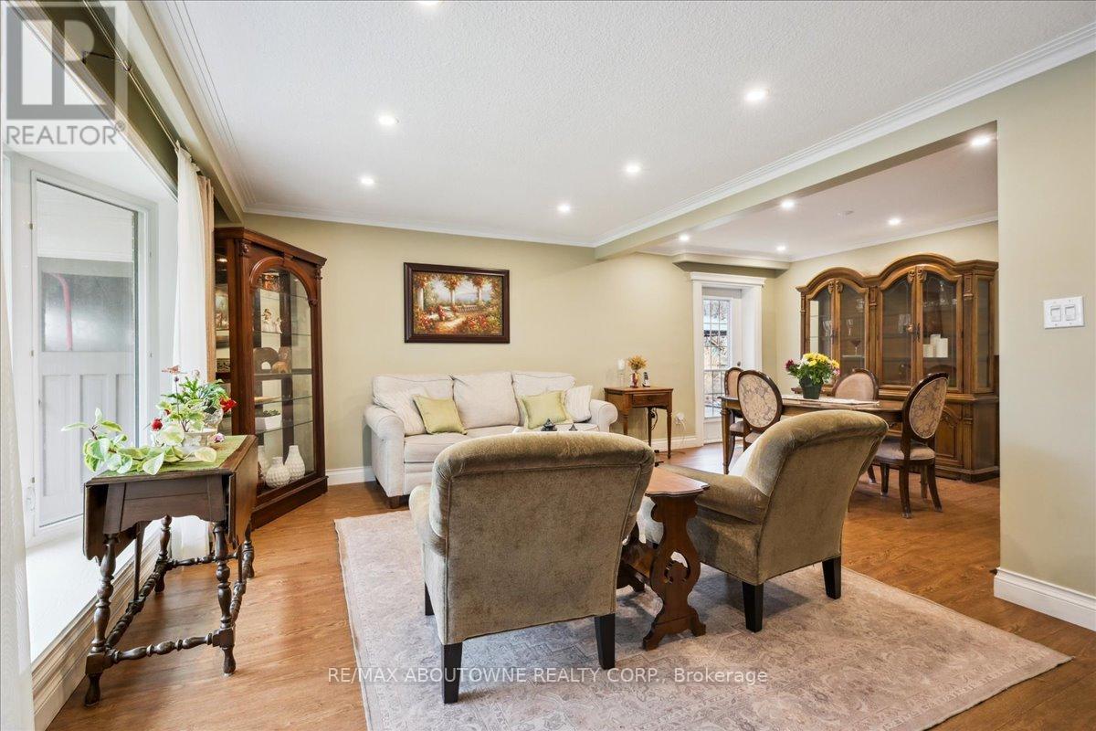 2033 Saxon Road, Oakville, Ontario  L6L 2V1 - Photo 9 - W12063367