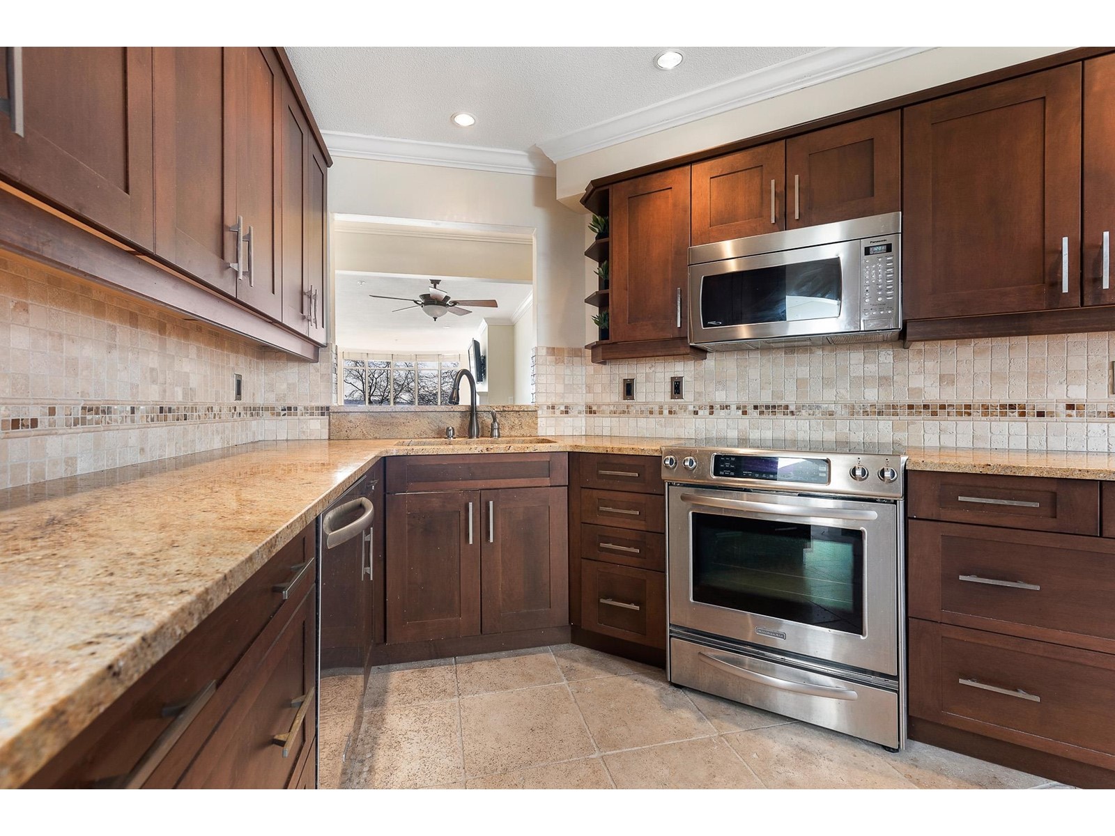 301 14965 Marine Drive, White Rock, British Columbia  V4B 1C3 - Photo 13 - R2986211