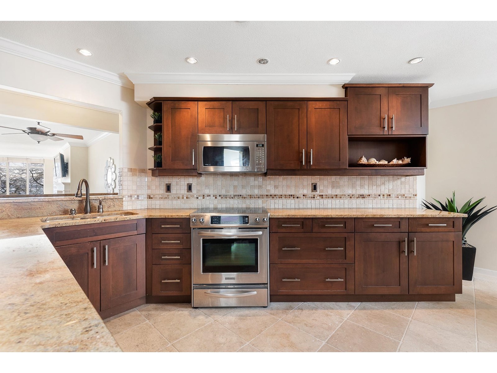301 14965 Marine Drive, White Rock, British Columbia  V4B 1C3 - Photo 11 - R2986211