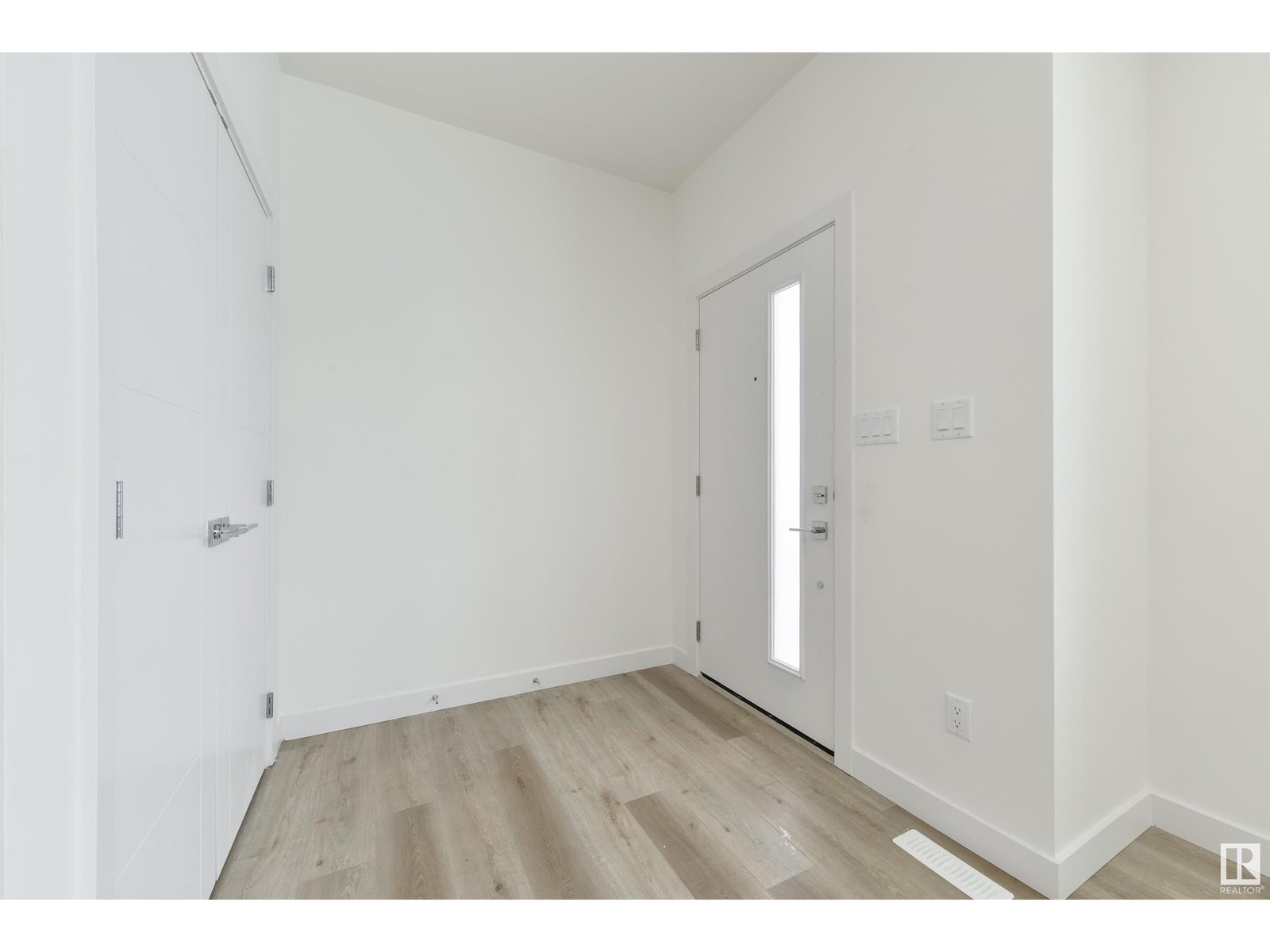 Property at 136 28 ST NW image 4