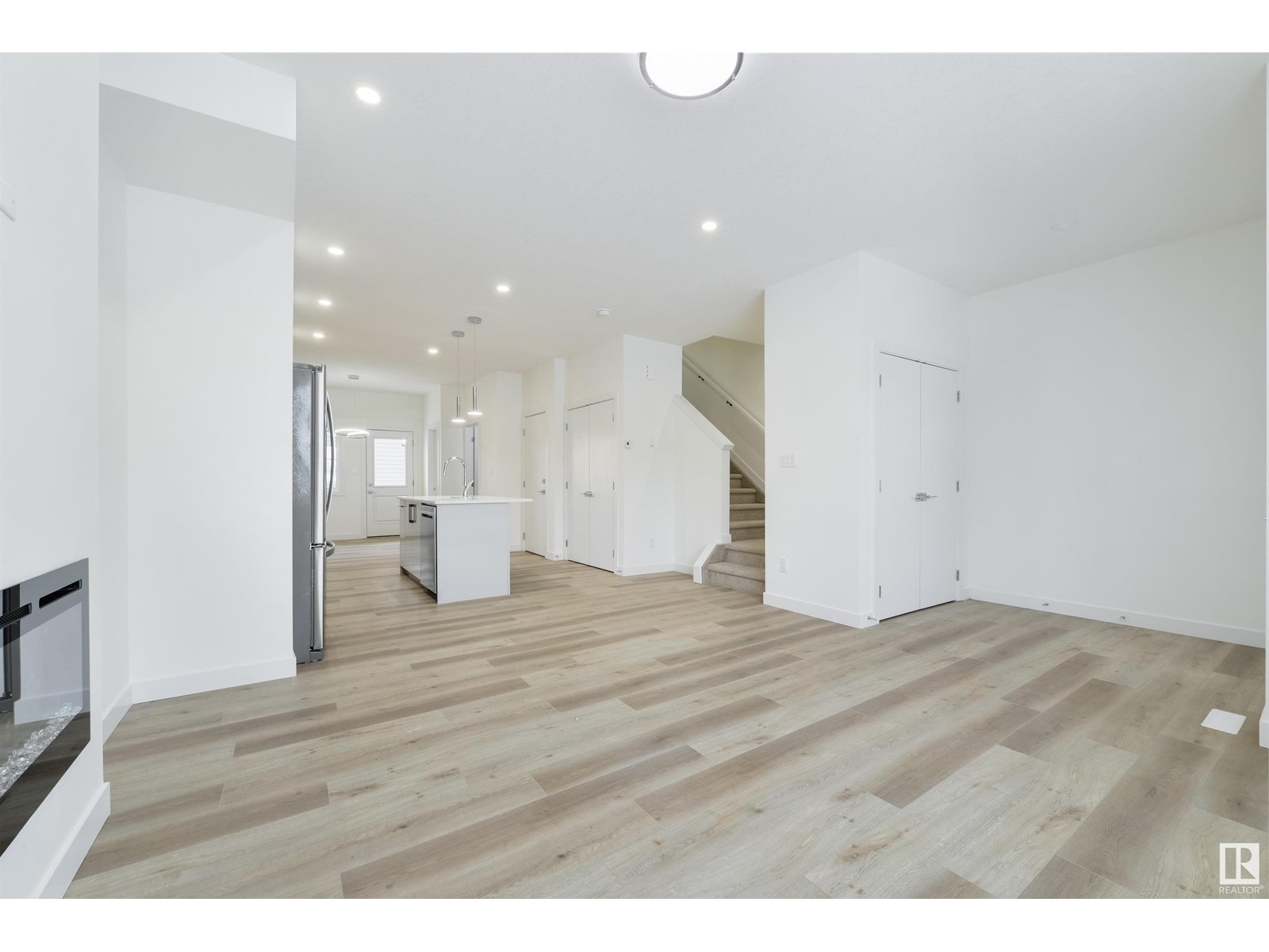 Property at 136 28 ST NW image 2